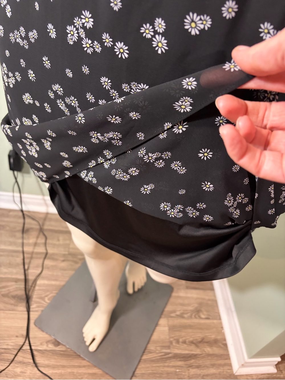 107. Reitmans Black Floral V-Neck Button Front Dress - Picture 5 of 8